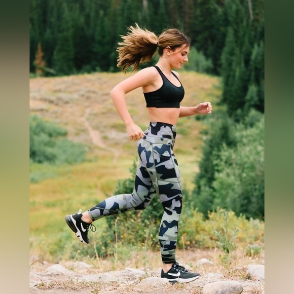 ZYIA Active Green Camo Pocket Light n Tight Hi-Rise Leggings, Size 6-8 - Picture 1 of 9